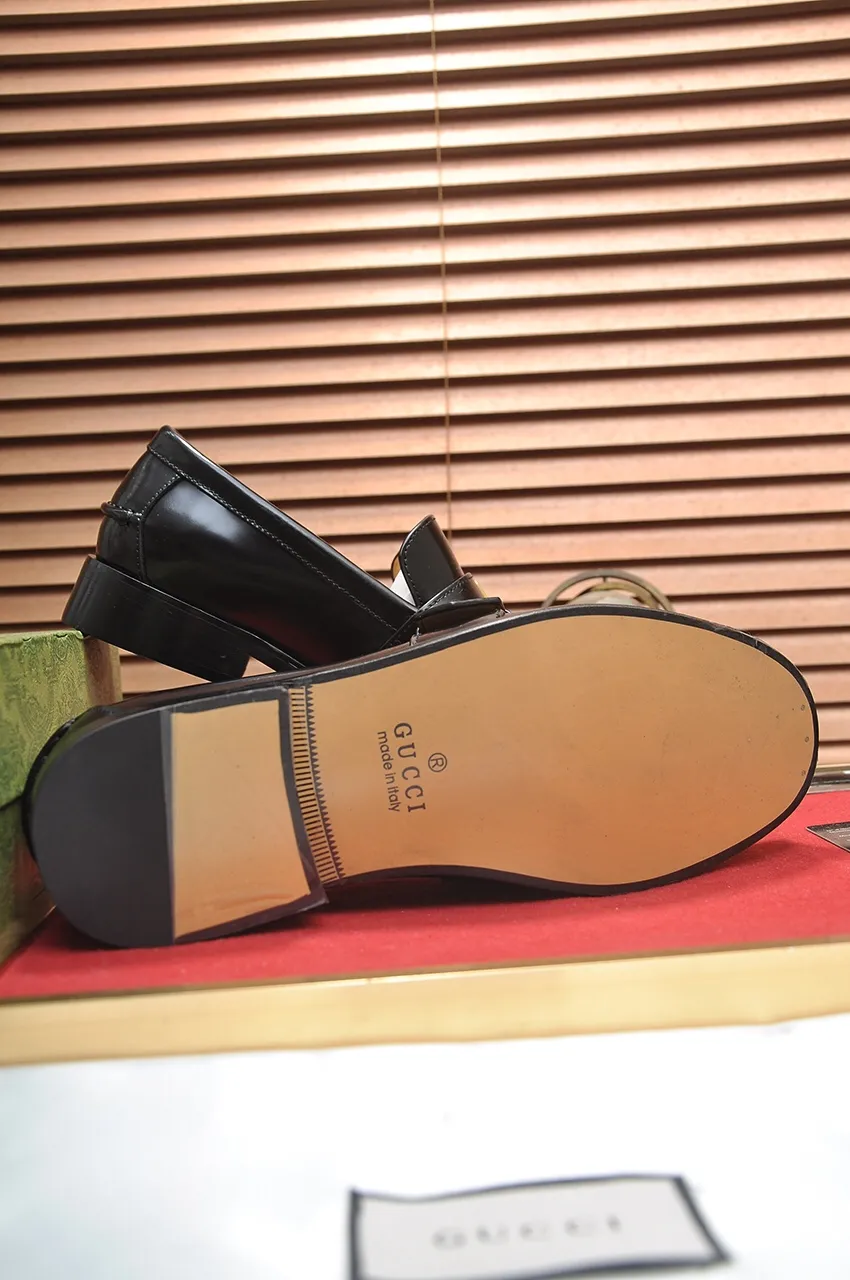 Men's shoes💰580💶Italy's top luxury men's shoe giant (GUCCI) (Gucci) (full cowhide lining) new arrival🍃Original European style🔰 Pleasant to the eye😍In order to make the shoes more durable and non-deformable🌀The production continues to follow traditional methods but there is still no lack of innovation💪Choose original sheepskin for the leather♻️ Smooth and natural And extra bright ⭐Made of imported cowhide, the first choice of rich people 38-45 (45 customized)